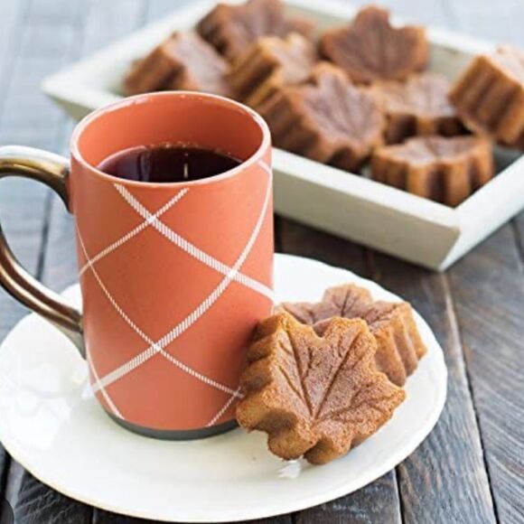 Nordic Ware Maple Leaf muffin pan - Picture 3 of 6